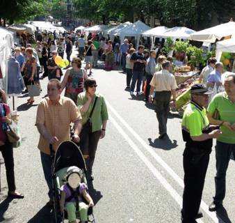 Stands at the Commerce Festival on Carrer d'Horta