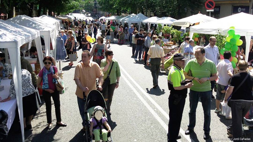 Stands lors de la Fête du commerce dans la rue d'Horta