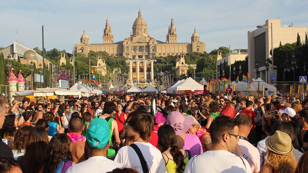 El Pride Barcelona con el Palacio Nacional de fondo
