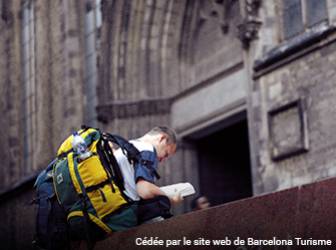 Touristes en quête d'un hébergement à Barcelone